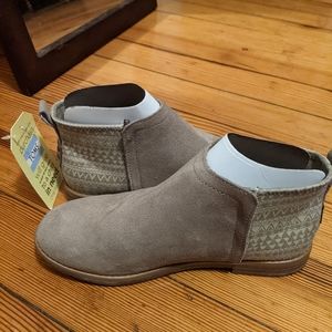TOMS Deia desert taupe suede/mud hut boots, Youth 5/Women's 7